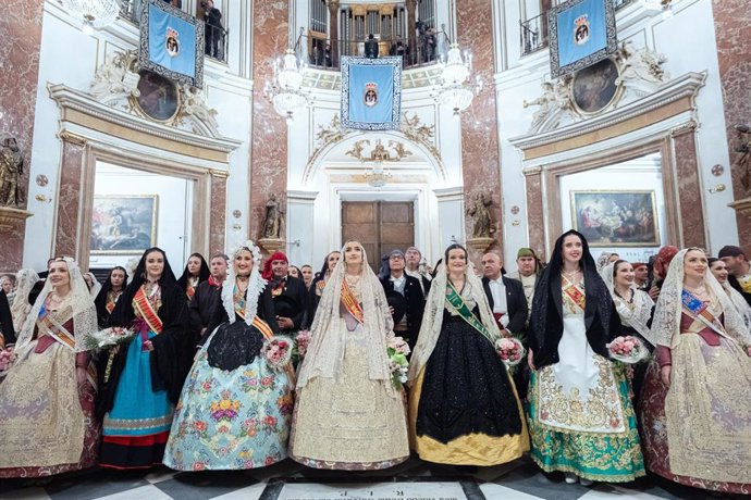 La Fallera Mayor de Valencia, recibida por el arzobispo en la Basílica de la Virgen tras finalizar la Ofrenda