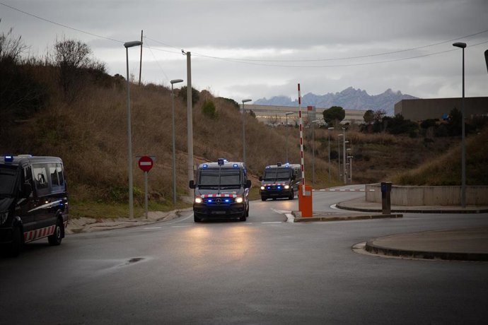 Archivo - Furgones de los Mossos d'Esquadra llegan al centro penitenciario Brians 2
