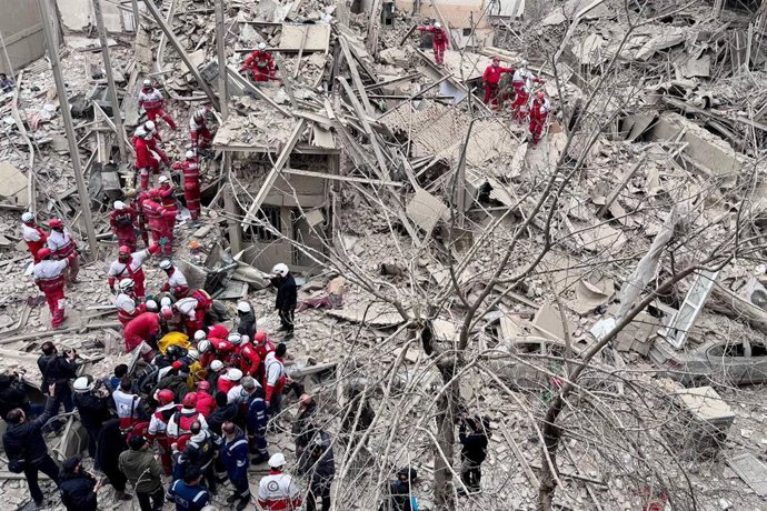 Equipos de emergencias en un edificio destruido en la capital de Irán, Teherán, por bombardeos lanzados en el marco de la ofensiva lanzada el 28 de febrero por Estados Unidos e Israel (archivo)