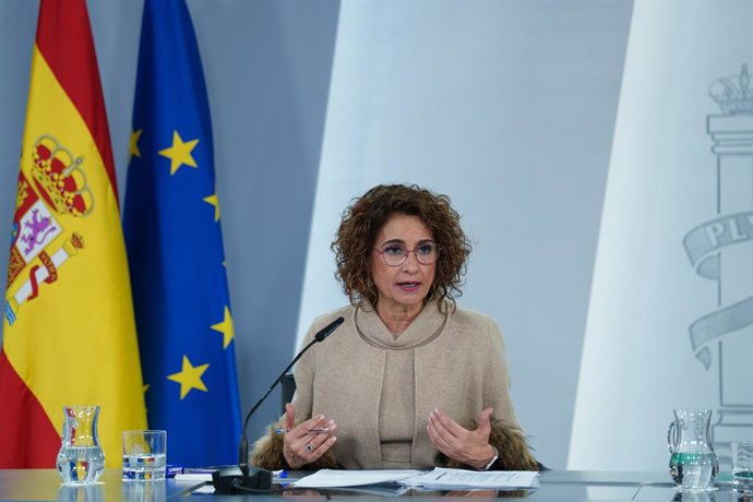 A primeira vice-presidente e ministra da Fazenda, María Jesús Montero, durante uma coletiva de imprensa após a reunião do Conselho de Ministros, em 17 de fevereiro de 2026, em Madri (Espanha). O Conselho de Ministros aprovou hoje o aumento do salário míni
