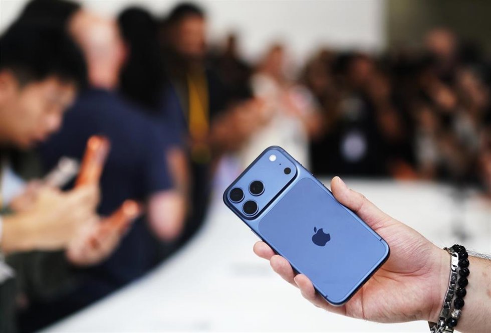 Archivo - SAN FRANCISCO, Sept. 10, 2025  -- A person holds a newly released Apple mobile phone after its launch in Cupertino, California, the United States, on Sept. 9, 2025.   