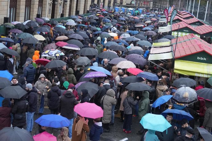 Archivo - Cientos de personas se protegen de la lluvia en el mercado de Santo Tomás, en Bilbao, en diciembre