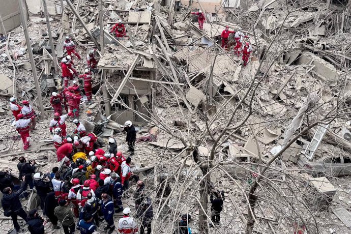 17 de março de 2026, Teerã, Irã: Equipes de resgate da Sociedade do Crescente Vermelho Iraniano (IRCS) trabalham no local de um prédio destruído por um ataque aéreo em Teerã. Os Estados Unidos e Israel lançaram ataques contra o Irã em 28 de fevereiro, mat