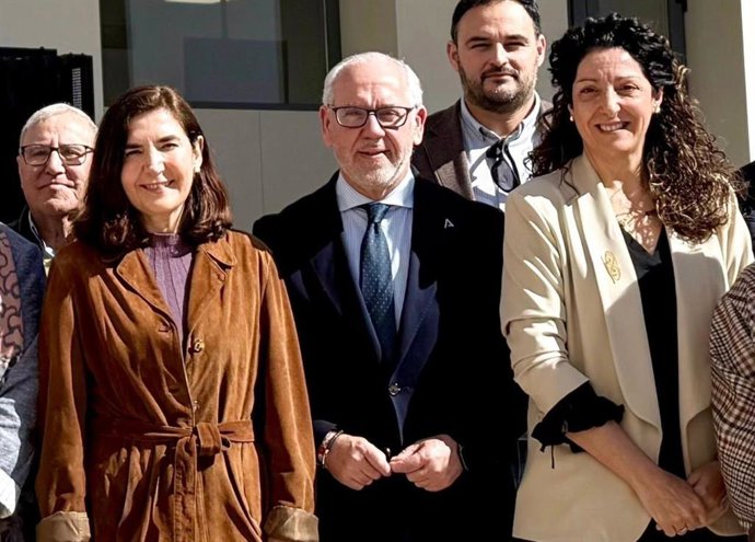 Jesús Estrella (c), junto a la consejera de Empleo, Rocío Blanco, y la delegada territorial, Ana Mata, en la reciente inauguración de la oficina de empleo de Huelma.