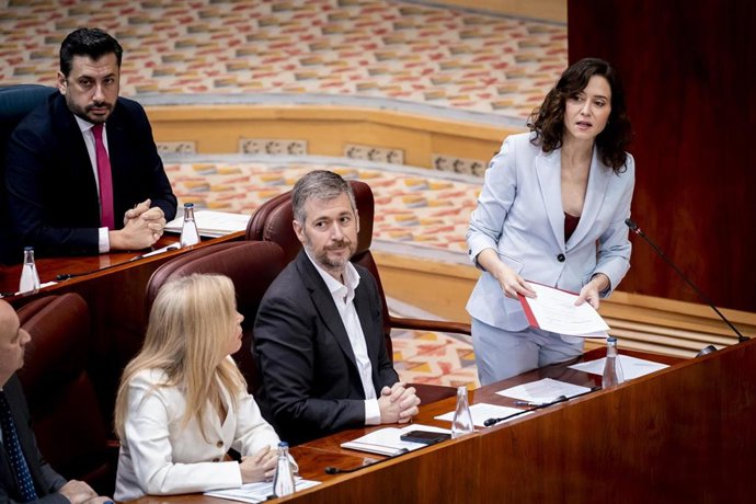La presidenta de la Comunidad de Madrid, Isabel Díaz Ayuso (d), y el consejero de Presidencia, Justicia y Administración Local, y portavoz del Gobierno autonómico, Miguel Ángel García Martín (c), durante una sesión plenaria en la Asamblea de Madrid