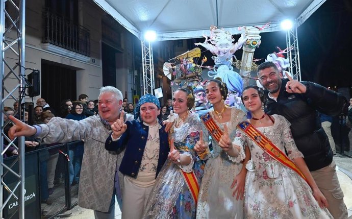 La Falla Espartero celebra su triunfo con el monumento creado por 'Zeta' (d).
