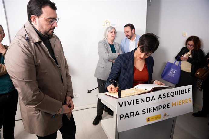 La ministra de Vivienda y Agenda Urbana, Isabel Rodríguez, y el presidente del Principado de Asturias, Adrián Barbón, visitan las viviendas públicas propiedad de CASA 47, entidad estatal de vivienda, a 18 de marzo de 2026, en Mieres, Asturias (España). La