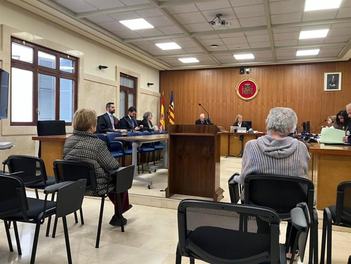 Dos de las acusadas, de espaldas, este jueves en la Audiencia Provincial de Baleares.