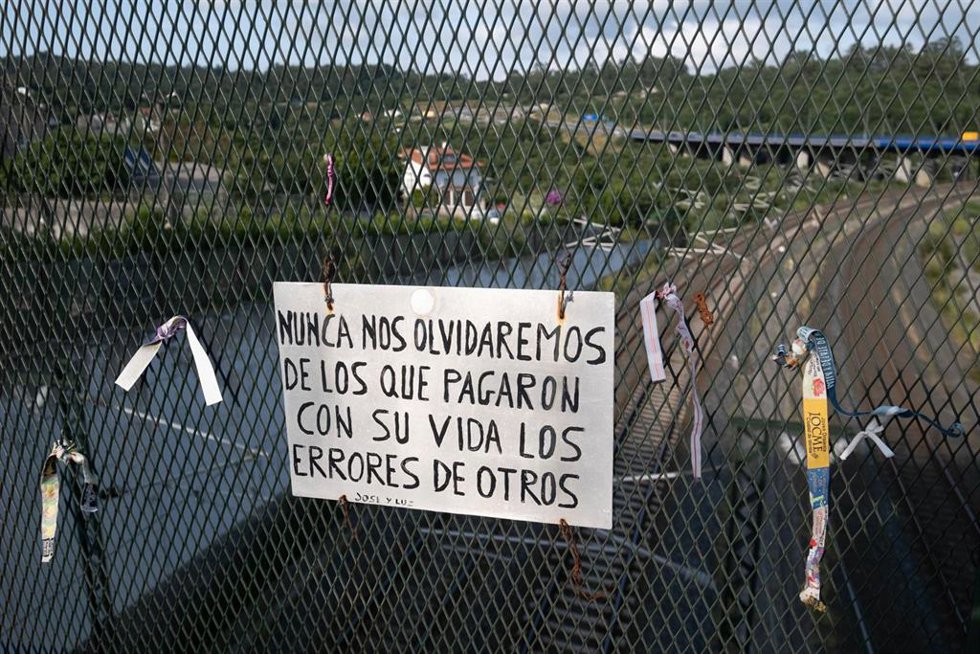 Archivo - Un cartel en el lugar del descarrilamiento del Alvia durante un homenaje en el barrio de Angrois, a 24 de julio de 2023, en Santiago de Compostela, A Coruña, Galicia (España). Víctimas del accidente del tren Alvia ocurrido en el barrio compostel