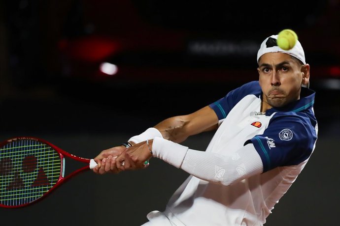 Tenis, Alejandro Tabilo vs Sebastian Baez El tenista Alejandro Tabilo de Chile regresa la bola en contra de Sebastian Baez de Argentina por el ATP 250 de Santiago 2026 en el Club Deportivo San Carlos de Apoquindo en Santiago, Chile. 27/02/2026 Felipe