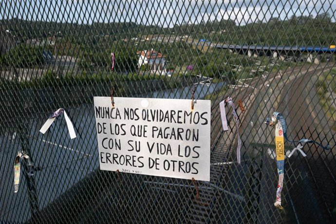 Archivo - Arquivo - Un cartel no lugar do descarrilamento do Alvia durante unha homenaxe no barrio de Angrois, a 24 de xullo de 2023, en Santiago de Compostela, A Coruña, Galicia (España). Vítimas do accidente do tren Alvia ocorrido no barrio compostel