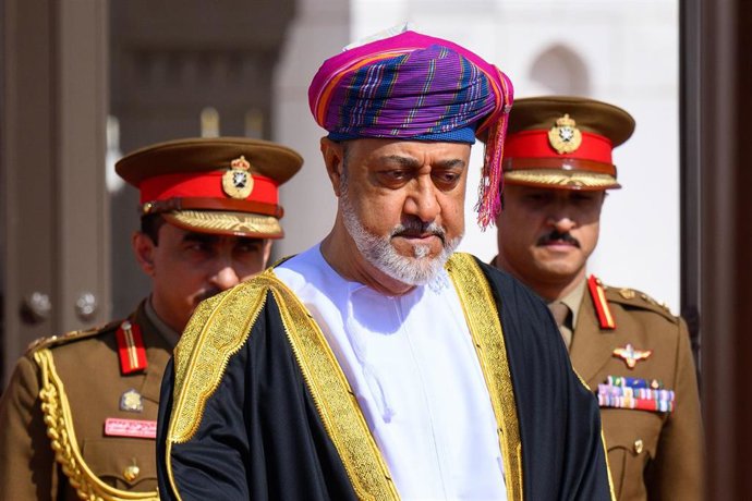 Archivo - El sultán de Omán, Haitham bin Tariq bin Taimur al Said, durante una visita oficial en Mascate. 