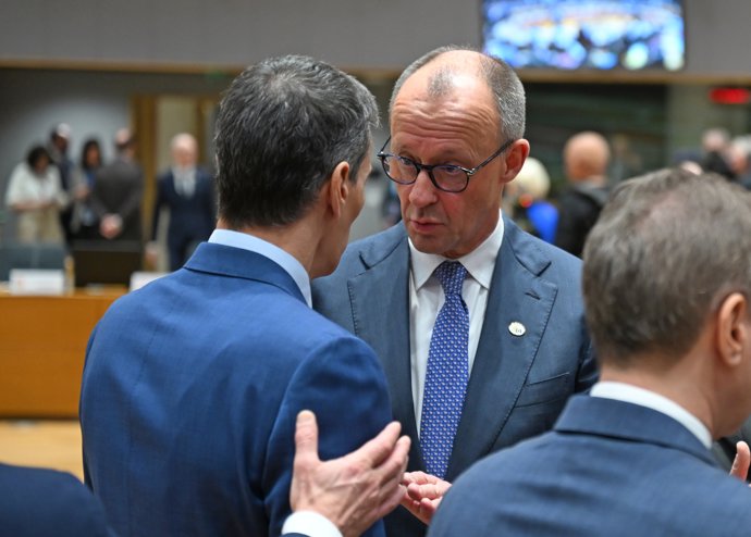 19 March 2026, Belgium, Brussels: German Chancellor Friedrich Merz (R) talks to Pedro Sanchez, Prime Minister of Spain, on the sidelines of the round table of the EU summit in Brussels.