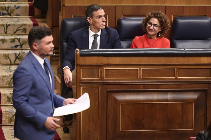 Archivo - El presidente del Gobierno, Pedro Sánchez (c), el portavoz de Esquerra Republicana de Catalunya, Gabriel Rufián (i), y la vicepresidenta primera y ministra de Hacienda, María Jesús Montero.
