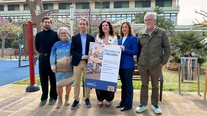 A consellera de Familias, Bienestar Social y Atención a la Dependencia, Sandra Fernández, en la presentación del proyecto del Plan de Infraestructuras Sociosanitarias en Alcúdia