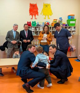 El presidente de la Junta de Andalucía, Juanma Moreno, este jueves, durante una visita a la escuela infantil Los Molares, ubicada en el citado municipio sevillano