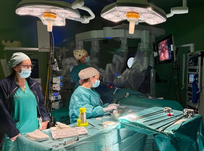 El Servicio de Cirugía Pediátrica del Hospital Doctor Balmis interviene con éxito a un menor de un año mediante cirugía robótica