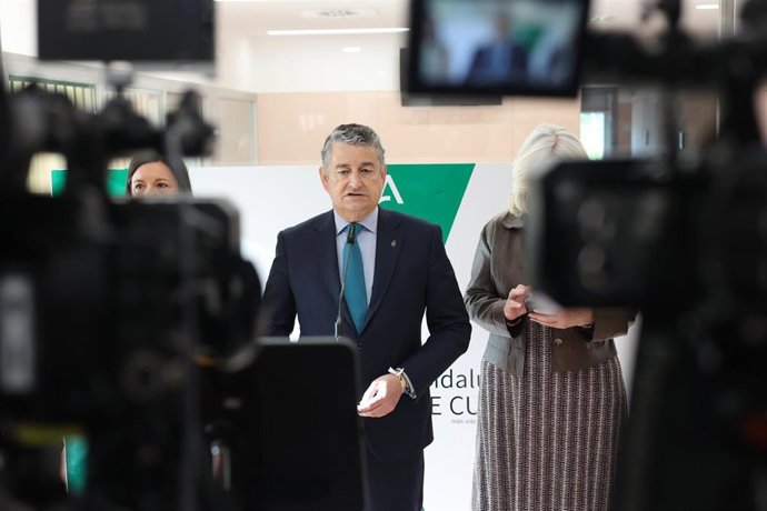 Antonio Sanz en la inauguración del centro de salud de Camposoto en San Fernando.