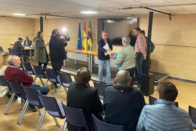 El consejero de Medio Rural y Política Agraria, Marcelino Marcos, entrega uno de los títulos de la concentración parcelaria.