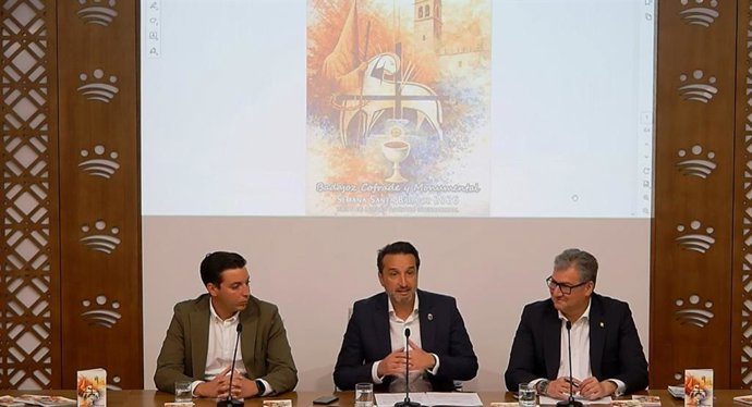 Representantes de la Asociación de Costaleros, Carlos Javier Correa y Juan Carlos García, y el diputado provincial de Badajoz, Ricardo Cabezas (centro), en la presentación de la Guía de la Semana Santa de Badajoz, a 19 de marzo de 2026.