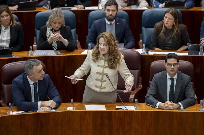 Archivo - La Consejera de Sanidad, Fátima Matute, durante un pleno en la Asamblea de Madrid
