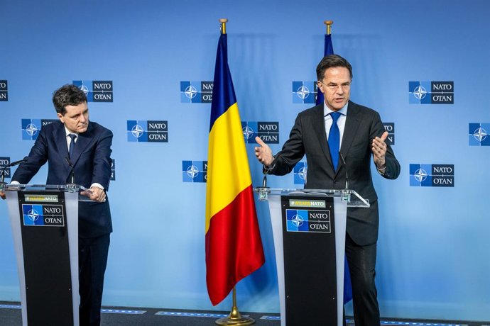 O secretário-geral da OTAN, Mark Rutte, em uma coletiva de imprensa conjunta com o presidente da Romênia, Nicusor Dan, na sede da Aliança Atlântica.