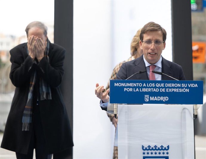 El alcalde de Madrid, José Luis Martínez-Almeida, durante la presentación de un monumento en recuerdo a los caídos por la libertad de expresión, frente a la sede de la APM