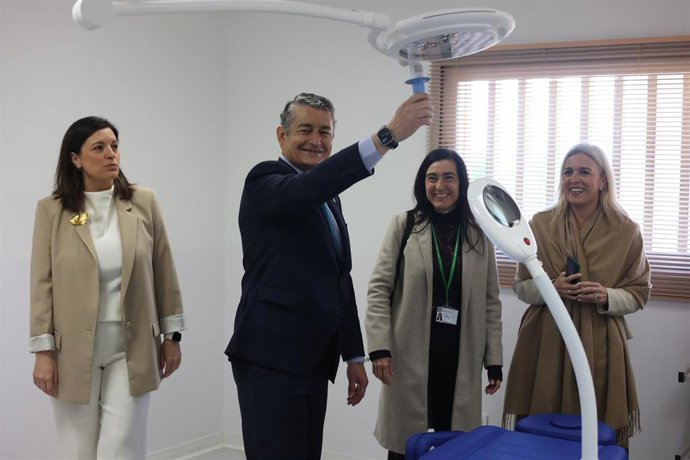 Antonio Sanz junto a la alcaldesa de San Fernando, Patricia Cavada, en la inauguración del centro de salud de Camposoto.