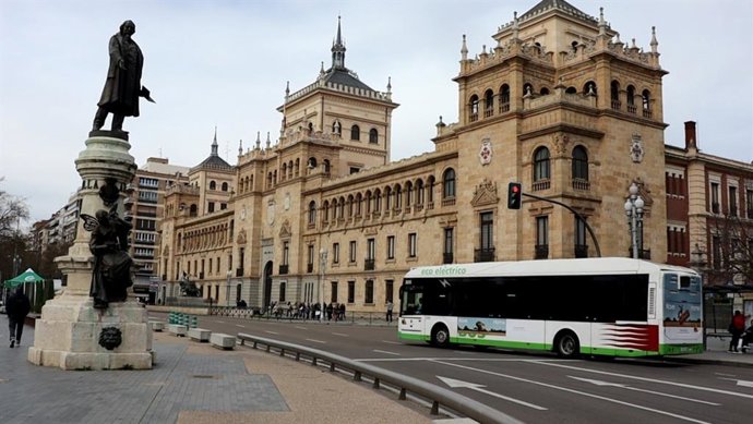 Un autobús de Auvasa en la plaza de Zorrilla.