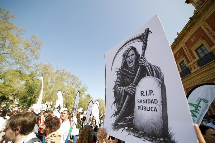 Manifestación en Sevilla convocada por el Sindicato Médico Andaluz (SMA) en rechazo del Estatuto Marco que impulsa el Ministerio de Sanidad. A 18 de marzo de 2026 en Sevilla (Andalucía, España). 