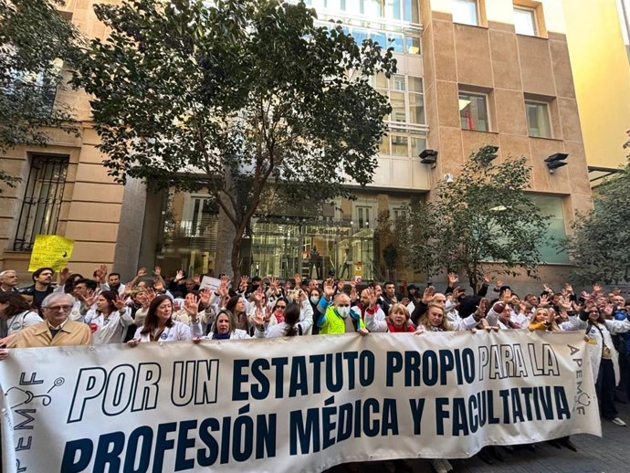 Protesta de médicos ante la Consejería de Sanidad por un Estatuto Marco propio