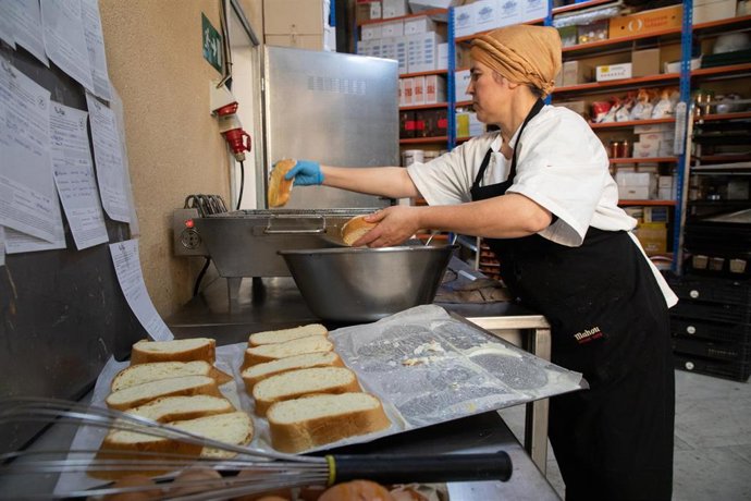 Archivo - Una mujer trabajando.