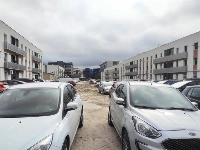 Archivo - Vehículos aparcados en el barrio Aeropuerto.