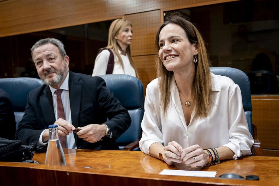 La portavoz de Vox en la Asamblea de Madrid, Isabel Pérez Moñino (d), durante una sesión plenaria en la Asamblea de Madrid