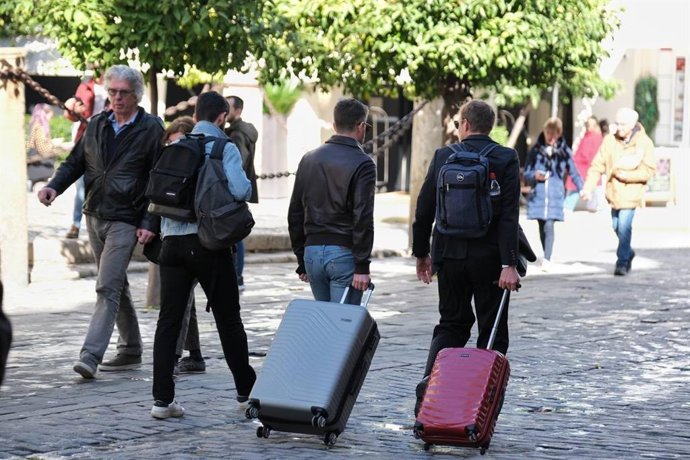 Archivo - Imagen de archivo de turistas en Andalucía.