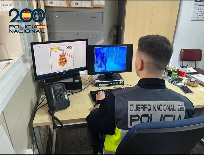 Un agente de la Policía Nacional, de espaldas.