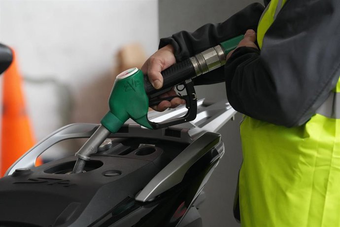 Una persona echa combustible