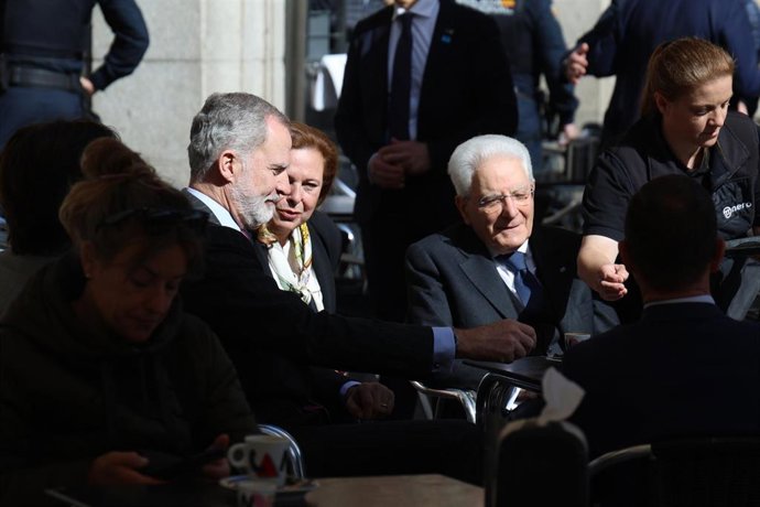 El Rey Felipe VI, junto al presidente de la República Italiana, Sergio Matarella, en una terraza de un establecimiento hostelero de la Plaza Mayor de Salamanca. Este jueves el jefe de Estado de Italia ha sido investido Doctor Honoris Causa de la USAL.