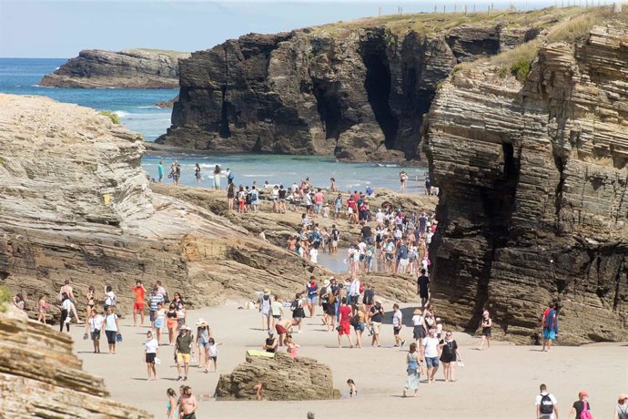 Archivo - Turistas pasean por la playa de Las Catedrales.