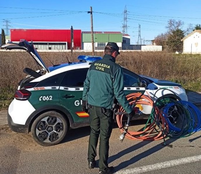 La Guardia Civil con las mangueras conectadas a una arqueta municipal en Tordesillas (Valladolid).