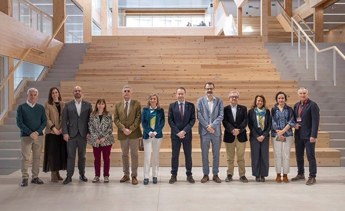Los representantes de la Universidad y del Gobierno de La Rioja posan junto a los de la UPNA en el atrio del nuevo edificio.