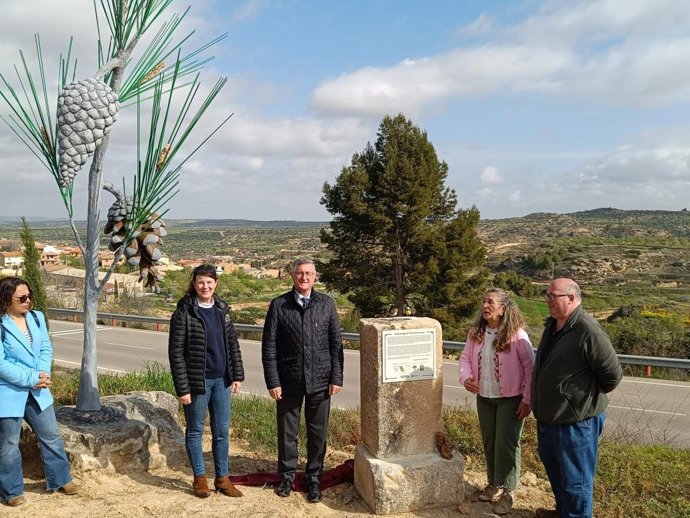 El consejero Manuel Blasco ha destapado el monolito junto a la alcaldesa Reyes Gimeno y la directora general de Gestión Forestal, Ana Oliván.