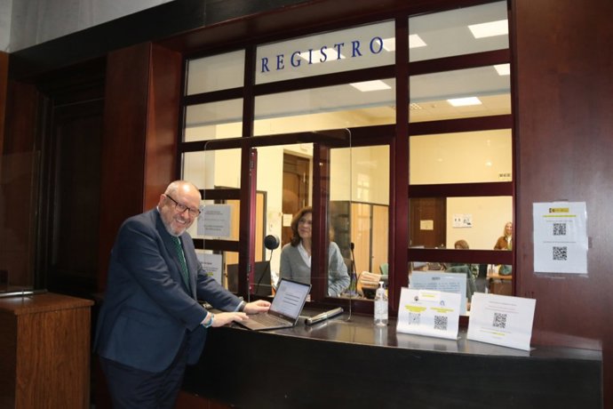 Manuel Torralbo presentando su candidatura en el registro de la Universidad de Córdoba.