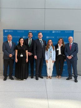 El presidente ejecutivo del Consorci de la Zona Franca de Barcelona (CZFB), Pere Navarro, y la directora general, Blanca Sorigué, en el Foro sobre la Lucha contra el Comercio Ilícito