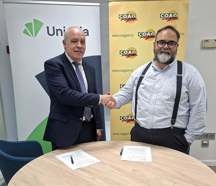 Juan Cayuela y Francisco Elvira durante la firma del acuerdo.