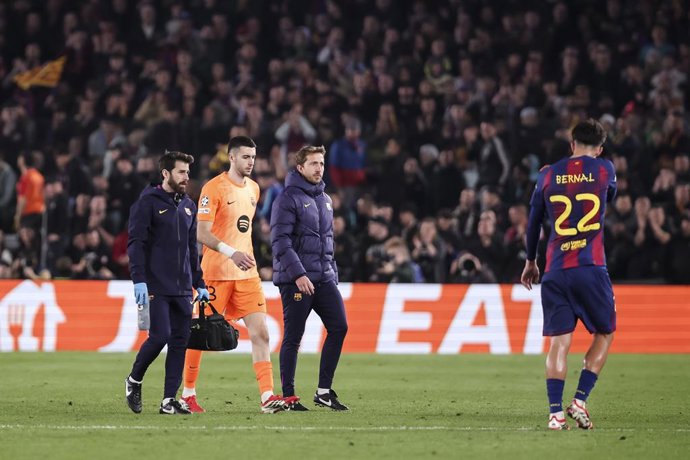 Joan Garcia, do FC Barcelona, sai de campo após sofrer uma lesão durante a partida de volta das oitavas de final da Liga dos Campeões da UEFA 2025/26, disputada entre o FC Barcelona e o Newcastle United no estádio Spotify Camp Nou, em 18 de março de 2026,