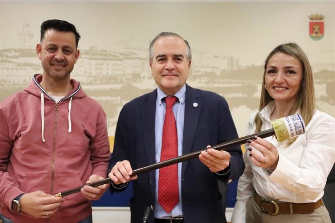 Alberto Acosta, emulando una ofrenda de cera en cerámica a la Virgen, gana el Bastón de Mondas 2026.