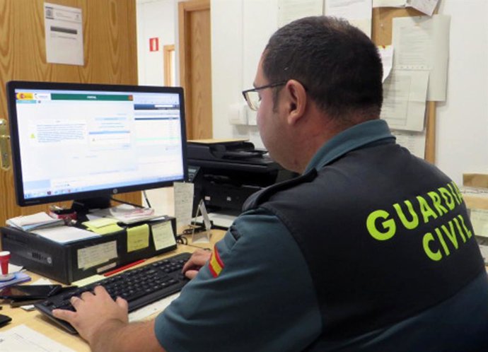 Archivo - Arquivo - Agente da Guarda Civil investigando a Operação Cola de Ratón em Calasparra