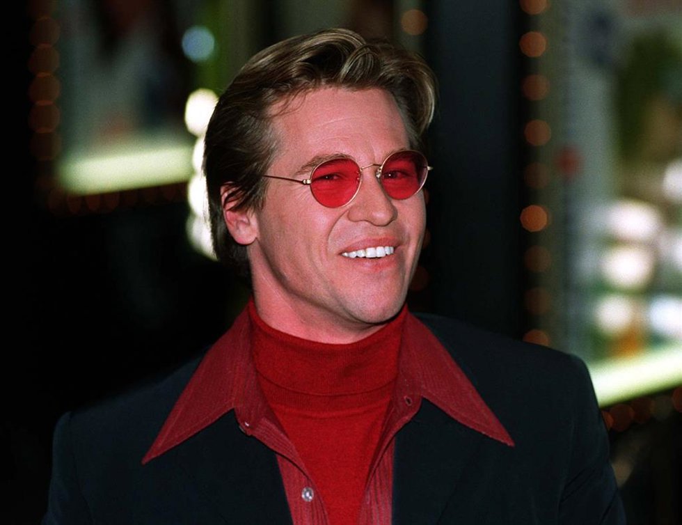 Archivo - FILED - 14 April 1997, United Kingdom, London: American actor Val Kilmer arrives for the European Gala Charity Premiere of The Saint at the Empire Cinema. Kilmer has died at the age of 65, his daughter said. Photo: Rebecca Naden/PA Wire/dpa