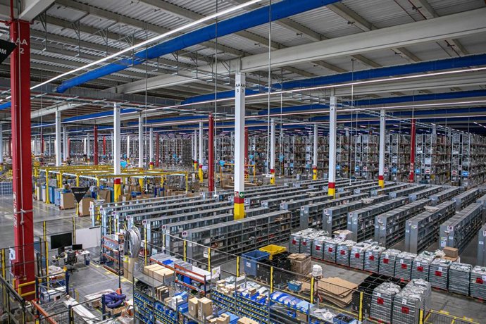 Archivo - Las organizaciones empresariales de las provincias de Castilla-La Mancha coinciden en apuntar al transporte y la logística como el sector más inmediatamente afectado.